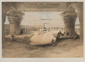 Egypti ja Nubia, osa I: Näkymä Ylä-Egyptin Edfoun temppelin portikon alta, 1847. tekijältä Louis Haghe