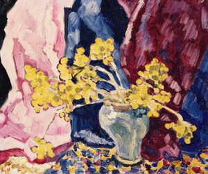 Sininen maljakko, keltaiset kukat ja verhot, n. 1938 (öljy kankaalle) tekijältä Louis Valtat
