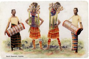 Paholaistanssijoita, Ceylon, noin 1900-20 (käsiväritetty valokuva).