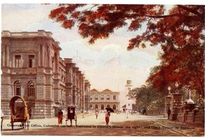 General Post Office, Colombo (vasemmalla), Queens Housen sisäänkäynti (oikealla) ja kellotorni (kaukana), noin 1900-20 (käsivärivalokuva).
