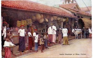 Alkuperäiskansojen putiikki tai kauppa, Ceylon, noin 1900-20 (käsivärivalokuvattu valokuva).