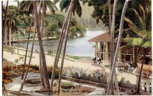Näkymä Pyhän hampaan temppelistä, Kandy, Ceylon, noin 1900-20 (käsivärillinen valokuva).