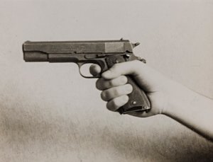 Käsi, jossa on automaattipistooli