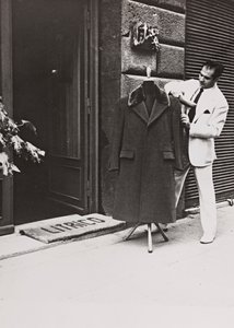 Angelo Litrico, Nikita Hruštšovin sekä John F. Kennedyn, Juan Perónin, Titon ja Dwight D. Eisenhowerin stylisti, liikkeensä ulkopuolella Roomassa. tekijältä Luigi Leoni