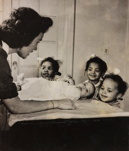 Sairaanhoitaja Henry Street auttaa kolmea afroamerikkalaista tyttöä Harlemissa, New Yorkissa tekijältä Luigi Leoni