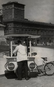 Gelaton (jäätelön) kauppias Piazza Venezialla, Roomassa.