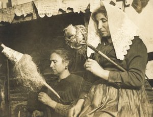 Naiset kehräävät villaa