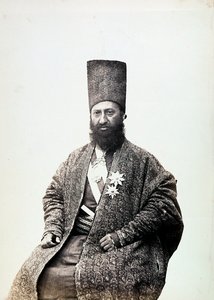 Perinteisiin vaatteisiin pukeutunut mies. Iran tekijältä Luigi Montabone
