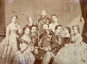 Kuvassa on Savoijin kuninkaallisen perheen eri jäseniä. Keskellä istuvat Victor Emmanuel II, Umberto I ja Amedeo täydessä juhla-asussa; hallitsijan tyttäret ja Elisabetta Saksin tyttäret tyylikkäissä vaatteissa. Taustalla vasemmalla tekijältä Luigi Montabone
