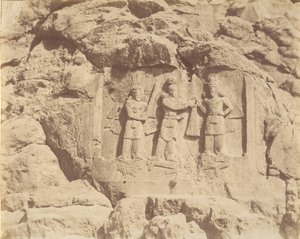7 [Tag-e Bustan, Shapour II:n kruunausseremonia, Kermanshah], 1840-60-luku. tekijältä Luigi Pesce