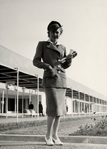 Malli puvussa, jonka on luonut couture house "Graldi". Jäykkä hattu täydentää kokonaisuuden. (m/w kuva) tekijältä Luis Bogino