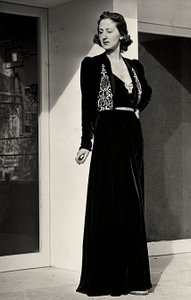 Mallilla on yllään pitkä tummasta sametista valmistettu iltapuku, jossa on kirjailtu koristelu, jonka on luonut italialainen couture house "Fercioni". (m/w kuva)