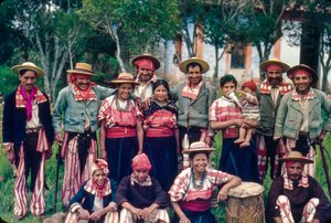 Perinteisiin vaatteisiin pukeutuneet guatemalalaiset kyläläiset poseeraavat ryhmäkuvassa Todos Santos C...