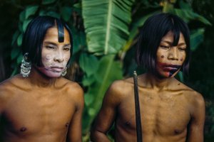 Emberã¡-heimon miehiä, alkuperäiskansaa viidakon reunalla, Panama.