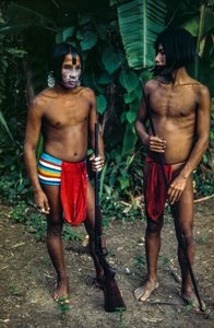 Emberã¡-heimon miehiä, alkuperäiskansaa viidakon reunalla, Panama.