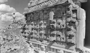 Reliefikaiverrus mayojen monumentaalisessa rauniossa, Jukatanin niemimaa. 1936