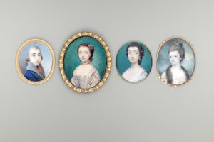 Rouva Arabella Walker-Heneage, s. Cope (k. n. 1818), kermanvärisessä mekossa pitsireunuksella ja turkisreunuksella, helmiä kietoutuneena hänen kihartuneisiin hiuksiinsa, taivas ja pilvinen tausta