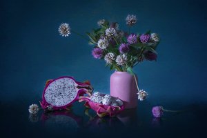 Tunnelmallisia lohikäärmehedelmän kukkia tekijältä Lydia Jacobs
