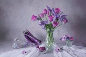Violetti kukka-asetelma tekijältä Lydia Jacobs