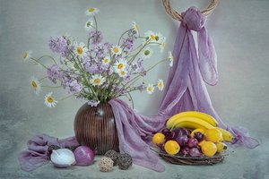 Violetti kukka-asetelma tekijältä Lydia Jacobs