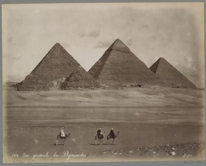 Näkymä Mykerinoksen, Chephrenin ja Cheopsin pyramideista Gizassa Vue Generale des Pyramides (otsikko esineessä)