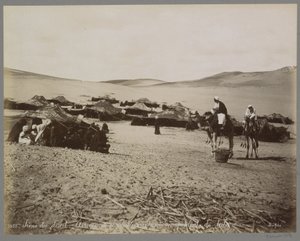Leiri telttojen ja kamelien kanssa (oletettavasti) Egyptin autiomaassa Scene du desert: Arrivée de chameliers à un campement de tribu. (otsikko esineessä)