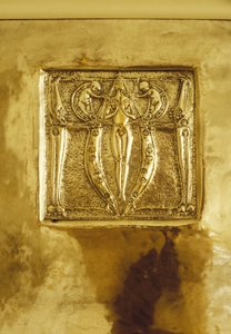 Huonekalut, jotka on suunniteltu numeroon 120 Mains Street, Glasgow, Repousse-metallilaatta alun perin takan yläpuolella, noin 1900 (metalli) tekijältä Margaret Macdonald