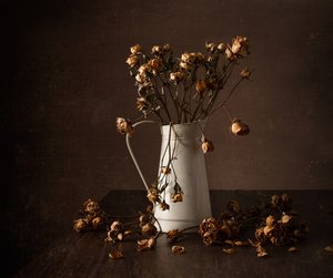 Moody: Kuivattuja ruusuja – asetelma