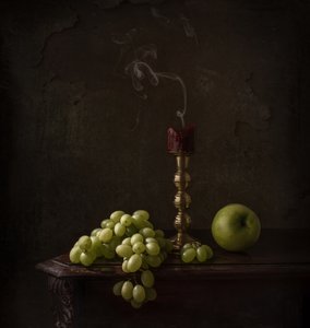 Moody Grapes ja kynttilä tekijältä Margareth Perfoncio