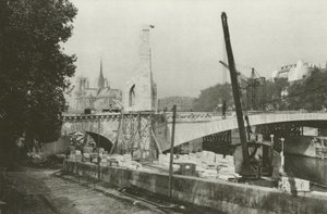 Pariisi: Näkymä Notre-Damen Seinen rannalta (valkovalkoinen kuva)