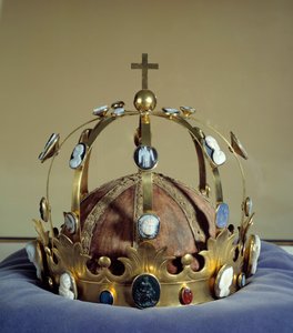 Kaarle Suurena tunnettu kruunu, jota käytettiin keisari Napoleon I:n (1769-1821) kruunaukseen, Martin Guillaume (Martin-Guillaume) Biennais (1764-1843) kultaa ja kameiden koristelua.