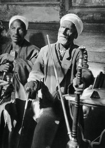 Narghilehin tupakointi, Kairo, 1937 tekijältä Martin Hurlimann