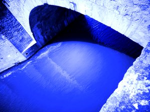 Fluß und Brücke tekijältä Martina Konitzky