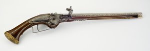 Yksi Wheel-Lock -kotelopistooleista, n. 1650 (teräs, käärmepuu, luu tai sarvi, kullattua messinkiä ja rautaa) tekijältä Master H. W.