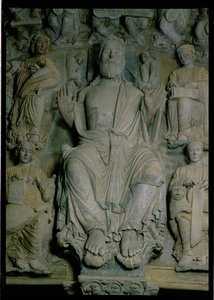 Yksityiskohta Portico de la Gloriasta, jossa on kuvattu Kristus majesteettisessa kivessä.