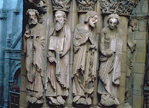 Yksityiskohta Portico de la Gloriasta, jossa on apostolien kivi.
