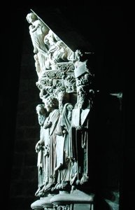 Yksityiskohta Portico de la Gloriasta Vanhan testamentin profeetoilla (kivi)