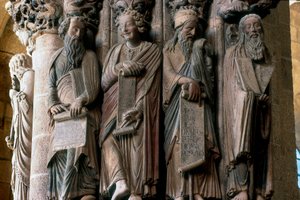 Yksityiskohta Kirkkauden portiosta (portco de la gloria): Profeettojen ryhmä (oikealta vasemmalle Mooses, Jesaja, Daniel ja Jeremia). Tekijä: Mestari Mateo (1188) Santiago de Compostelan katedraalin (Santiago de Compostela) sisätilat (Santiago de Compostel