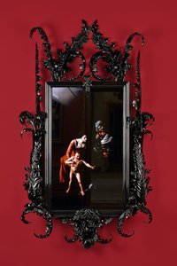 Black Mirror, Leo Minor, 2014 (Musta Muranon lasi, valvontapeili, teräs, puu, lakka, LCD-näyttö ja kovalevy). tekijältä Mat Collishaw