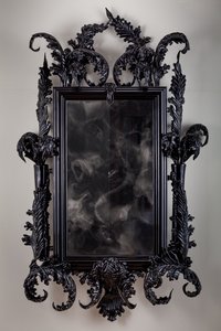 East of Eden, 2013 (Musta Muranon lasi, valvontapeili, teräs, puu, lakka, LCD-näyttö ja kovalevy) tekijältä Mat Collishaw