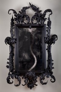 East of Eden, 2013 (Musta Muranon lasi, valvontapeili, teräs, puu, lakka, LCD-näyttö ja kovalevy) tekijältä Mat Collishaw