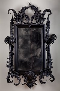 East of Eden, 2013 (Musta Muranon lasi, valvontapeili, teräs, puu, lakka, LCD-näyttö ja kovalevy) tekijältä Mat Collishaw