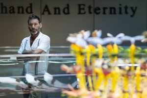 Päiväntasaus, 2021 (kuva) tekijältä Mat Collishaw
