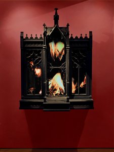 Performance, 2010 (Puu, teräs, valvontapeili, LCD-näytöt ja kiintolevy) tekijältä Mat Collishaw