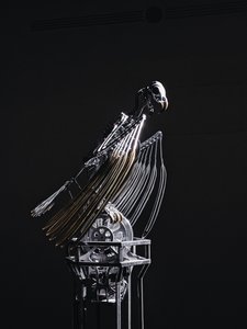 The Nerve Rack, 2019 (Asetaali, akryyli, alumiini, messinki, sähköpiiri, maali, PVC, hartsi, servomoottorit, teräs) tekijältä Mat Collishaw
