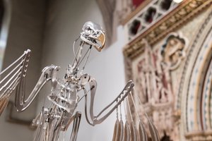 The Nerve Rack, 2019 (Asetaali, akryyli, alumiini, messinki, sähköpiiri, maali, PVC, hartsi, servomoottorit, teräs) tekijältä Mat Collishaw
