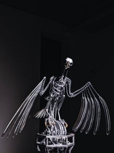 The Nerve Rack, 2019 (Asetaali, akryyli, alumiini, messinki, sähköpiiri, maali, PVC, hartsi, servomoottorit, teräs) tekijältä Mat Collishaw