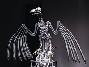The Nerve Rack, 2019 (Asetaali, akryyli, alumiini, messinki, sähköpiiri, maali, PVC, hartsi, servomoottorit, teräs) tekijältä Mat Collishaw