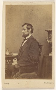 [Abraham Lincoln istuu profiilissa] tekijältä Mathew B. Brady