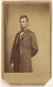 [Abraham Lincoln seisoo toinen käsi selän takana]